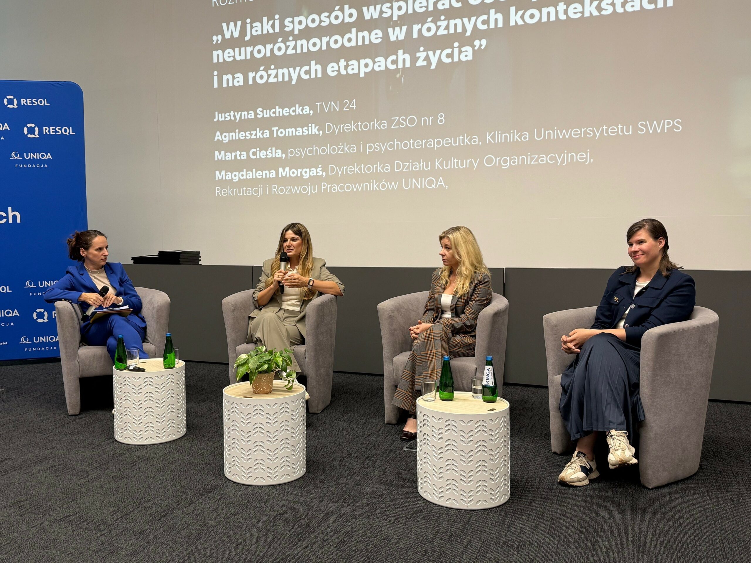 Ludzie w fotelach na konferencji