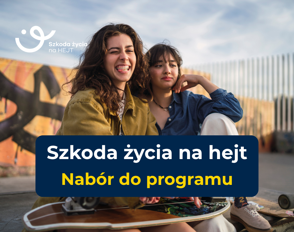 Dwie młode osoby siedzą na deskorolce przy kolorowej ścianie, z uśmiechem, obok napisu „Szkoda życia na hejt – Nabór do programu”.