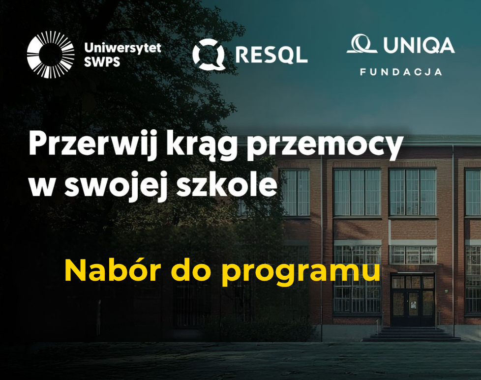 Grafika z fasadą szkoły oraz logotypami Uniwersytetu SWPS, RESQL i Fundacji UNIQA, z hasłem „Przerwij krąg przemocy w swojej szkole – Nabór do programu”.